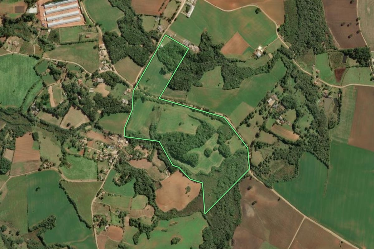 Imagem de satélite do imóvel rural em Contenda (PR), com o contorno declarado no CAR desenhado por cima.
