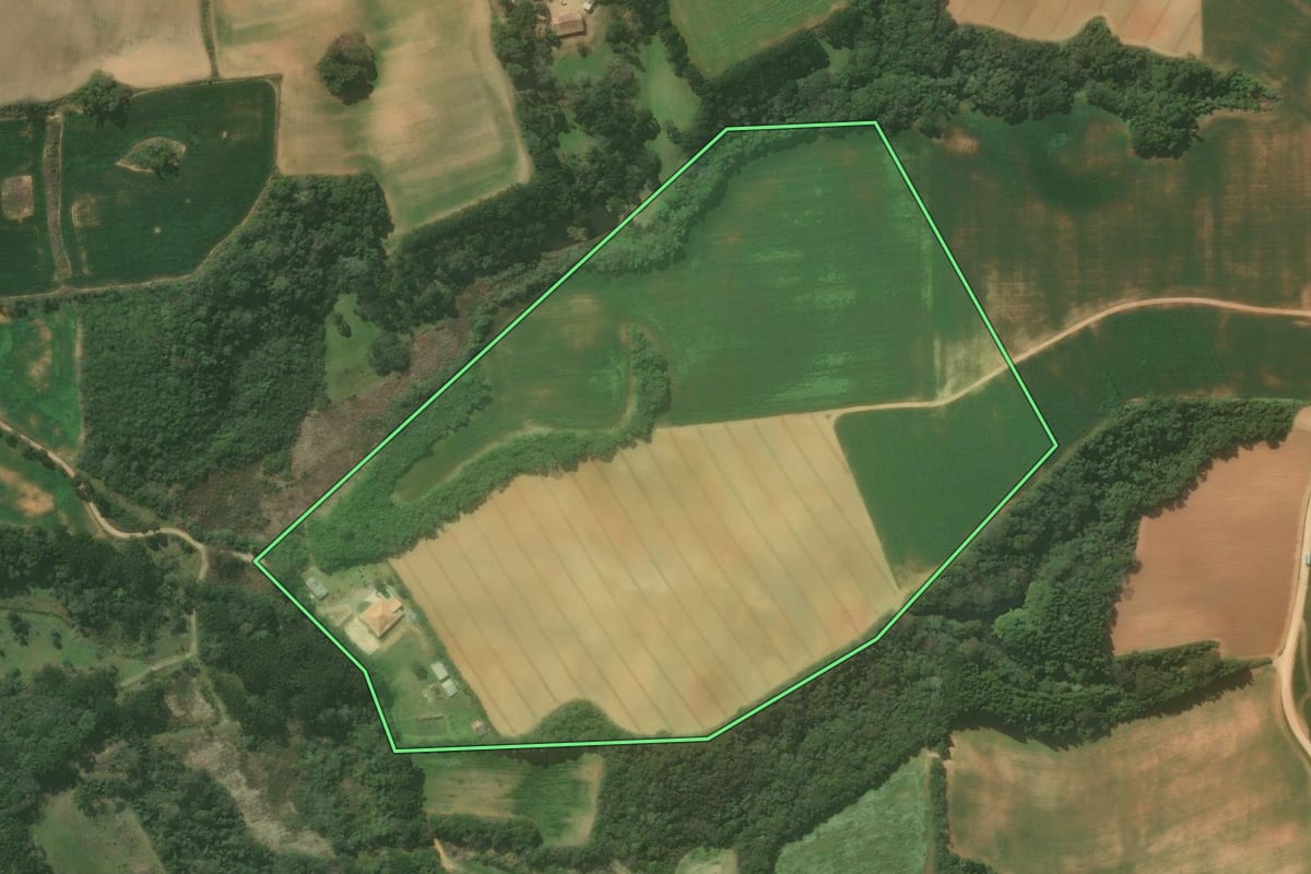 Imagem de satélite do imóvel rural em Contenda (PR), com o contorno declarado no CAR desenhado por cima.