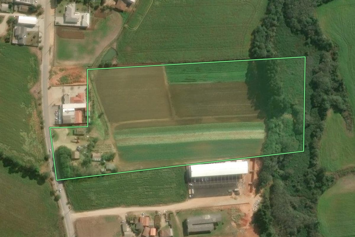 Imagem de satélite do imóvel rural em Contenda (PR), com o contorno declarado no CAR desenhado por cima.