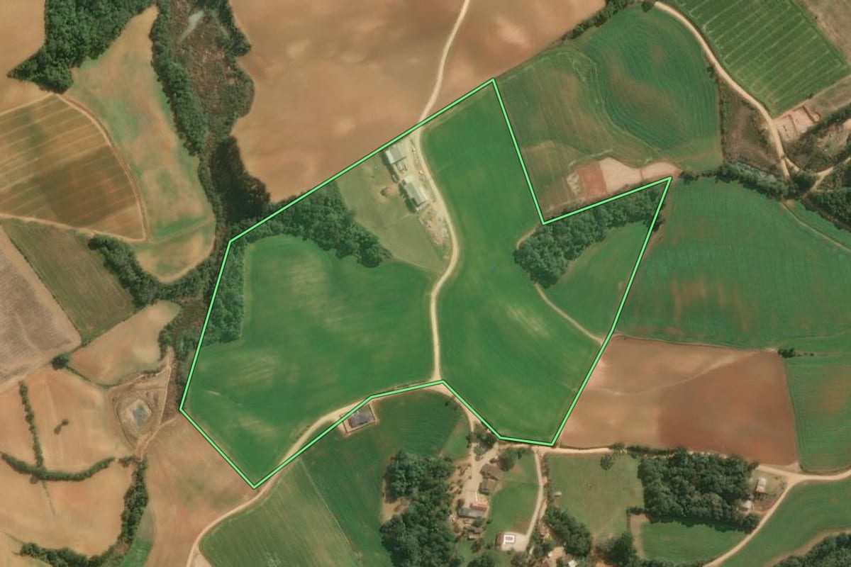 Imagem de satélite do imóvel rural em Contenda (PR), com o contorno declarado no CAR desenhado por cima.
