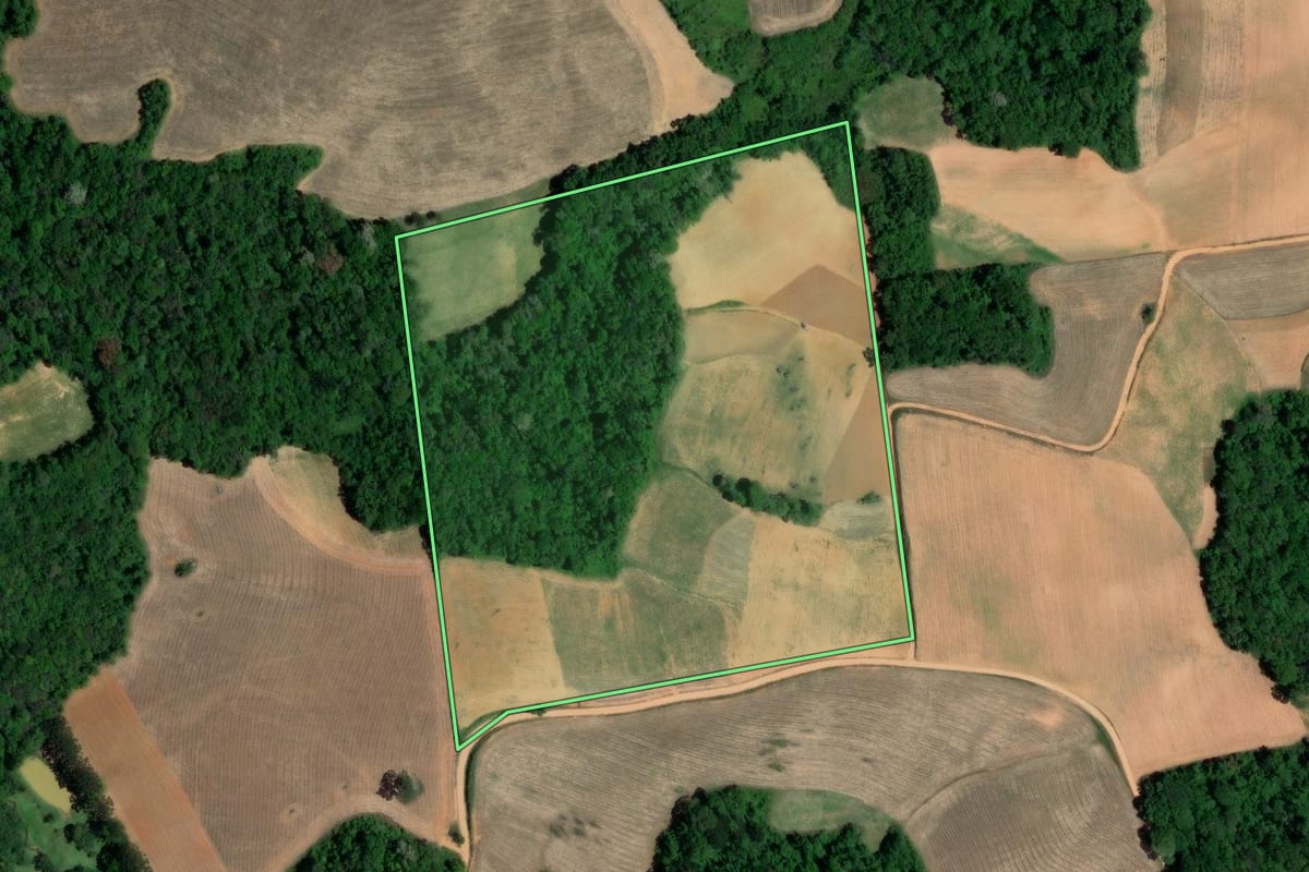 Imagem de satélite do imóvel rural em Contenda (PR), com o contorno declarado no CAR desenhado por cima.