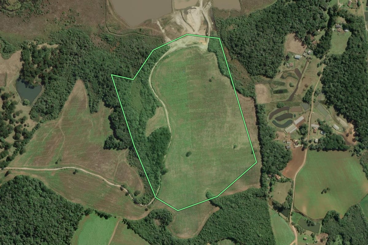 Imagem de satélite do imóvel rural em Contenda (PR), com o contorno declarado no CAR desenhado por cima.