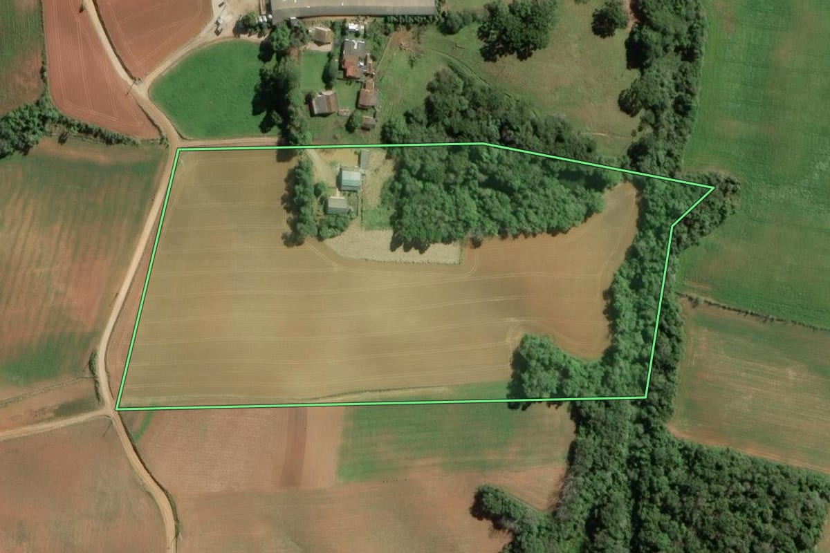 Imagem de satélite do imóvel rural em Contenda (PR), com o contorno declarado no CAR desenhado por cima.