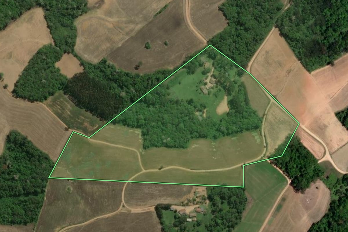 Imagem de satélite do imóvel rural em Contenda (PR), com o contorno declarado no CAR desenhado por cima.