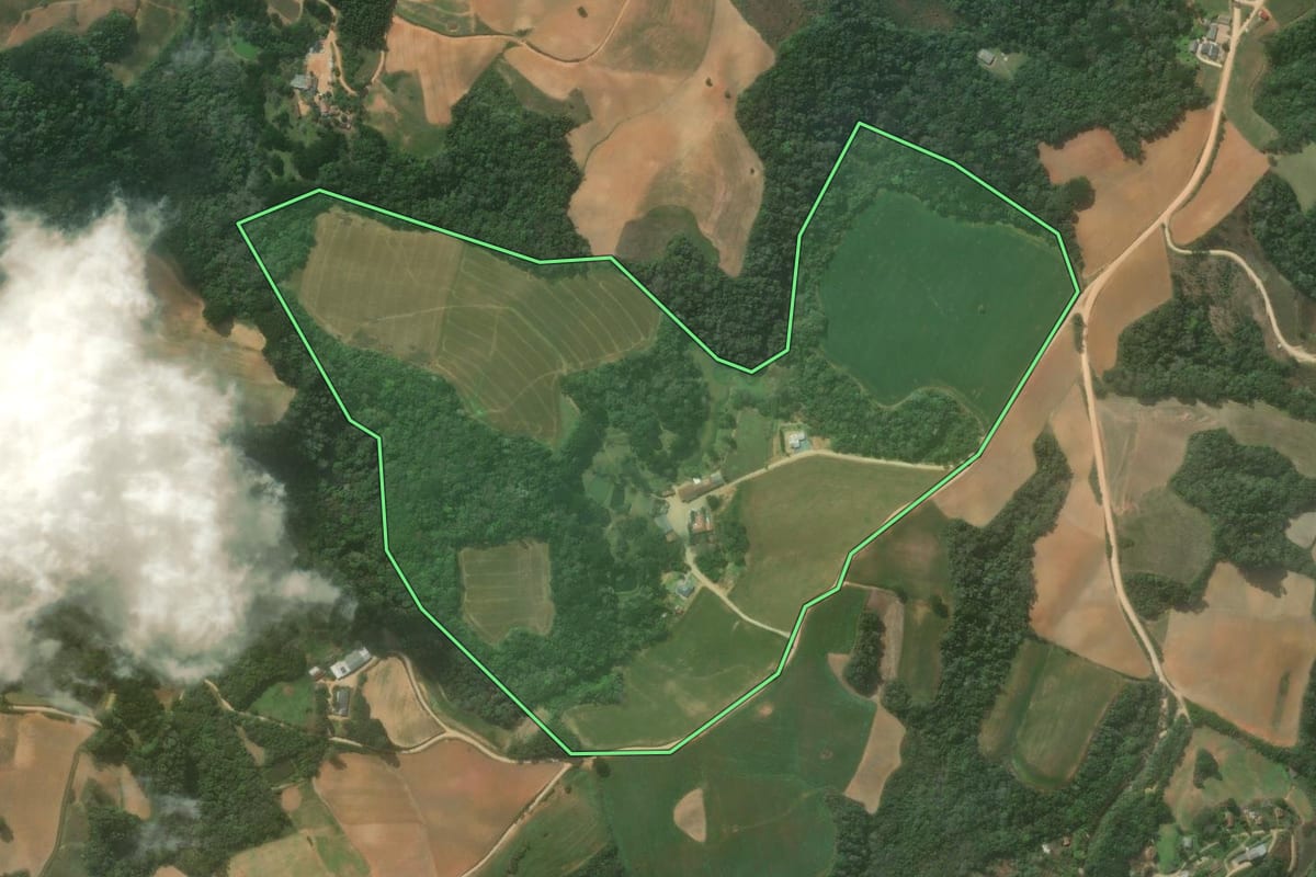 Imagem de satélite do imóvel rural em Contenda (PR), com o contorno declarado no CAR desenhado por cima.