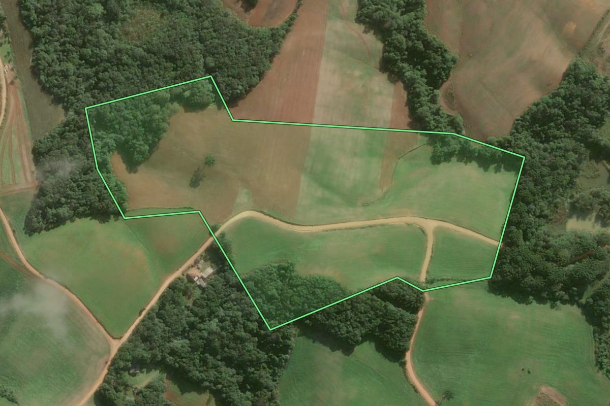 Imagem de satélite do imóvel rural em Contenda (PR), com o contorno declarado no CAR desenhado por cima.