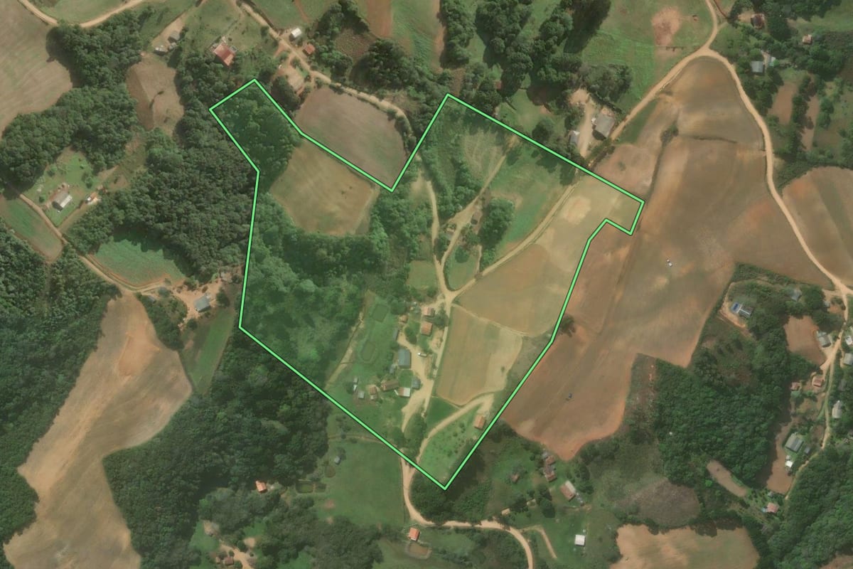Imagem de satélite do imóvel rural em Contenda (PR), com o contorno declarado no CAR desenhado por cima.