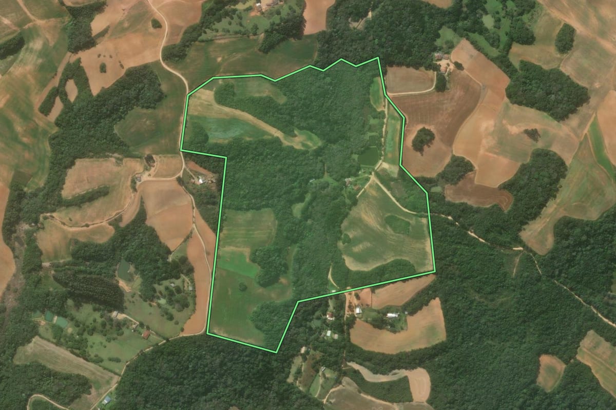 Imagem de satélite do imóvel rural em Contenda (PR), com o contorno declarado no CAR desenhado por cima.
