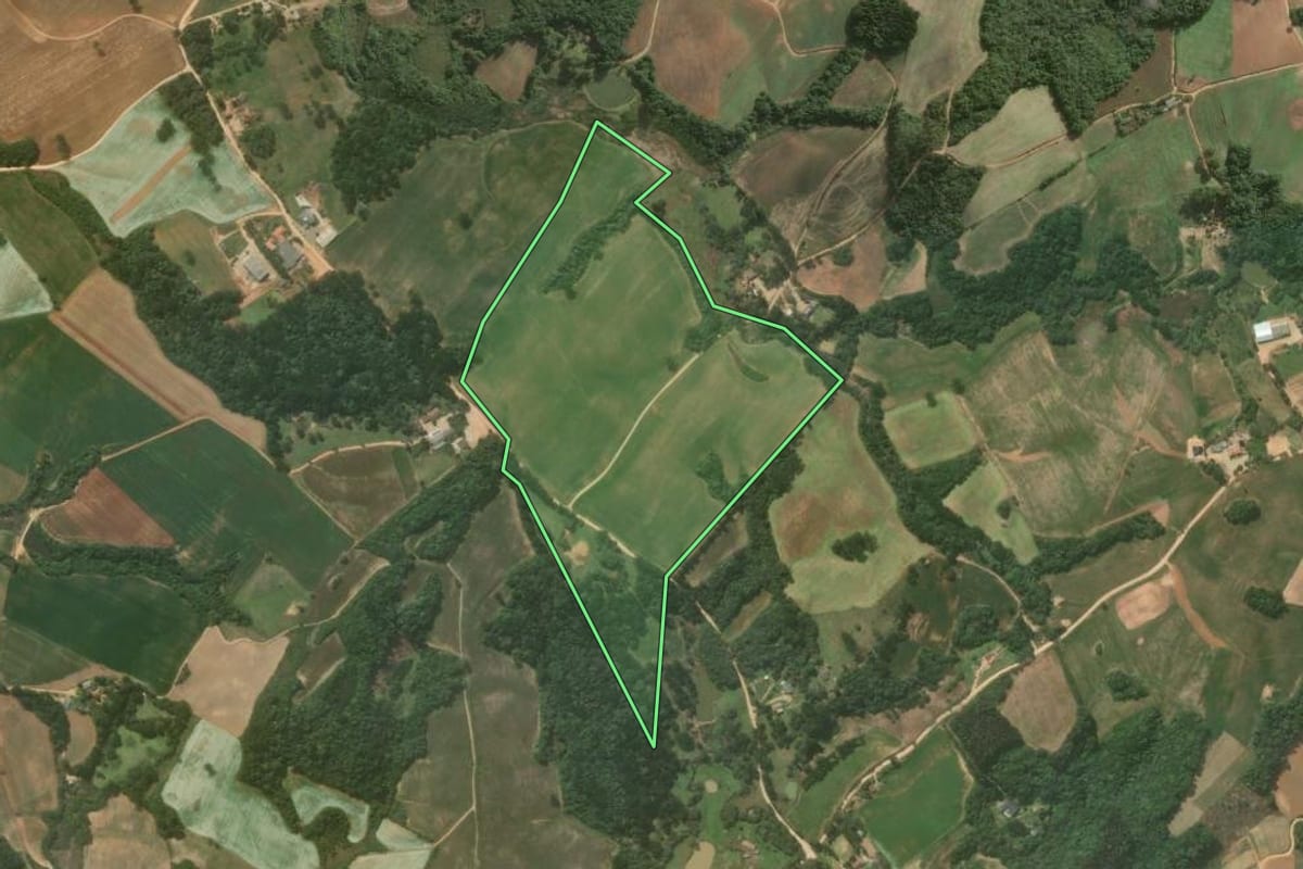 Imagem de satélite do imóvel rural em Contenda (PR), com o contorno declarado no CAR desenhado por cima.