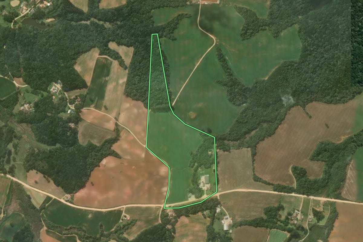 Imagem de satélite do imóvel rural em Contenda (PR), com o contorno declarado no CAR desenhado por cima.