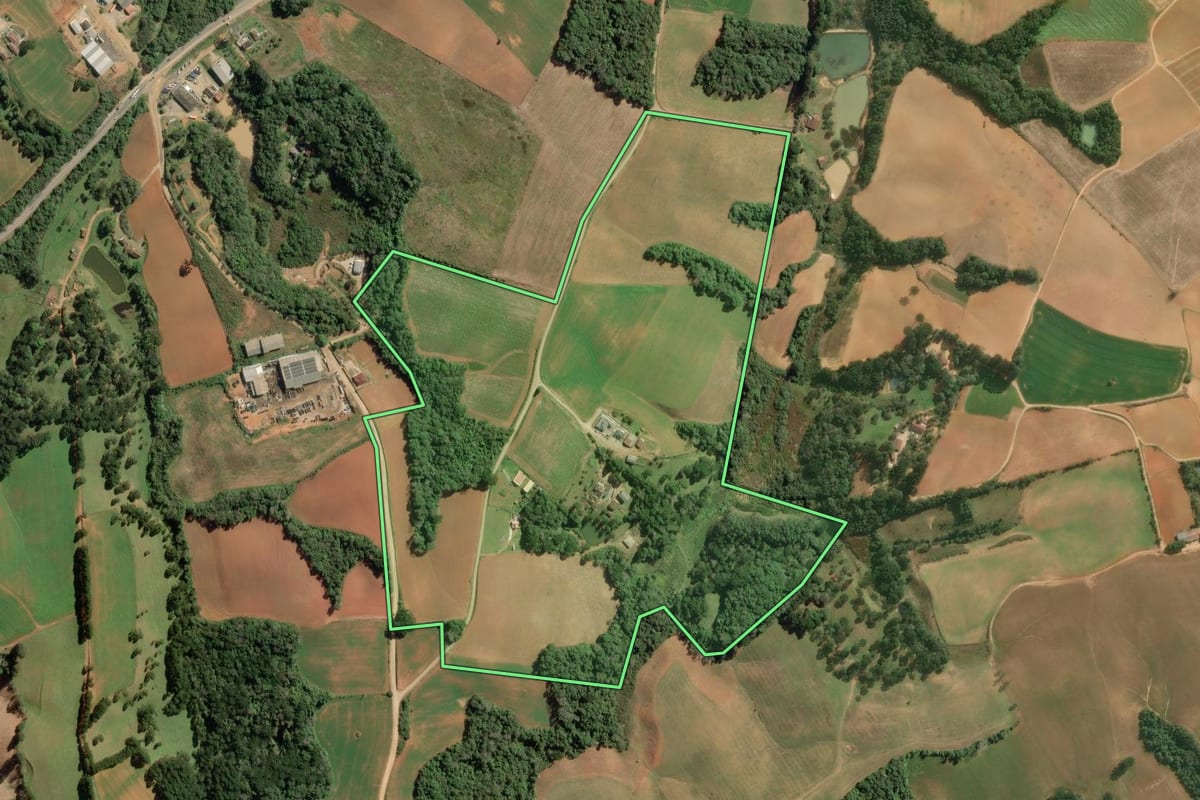 Imagem de satélite do imóvel rural em Contenda (PR), com o contorno declarado no CAR desenhado por cima.