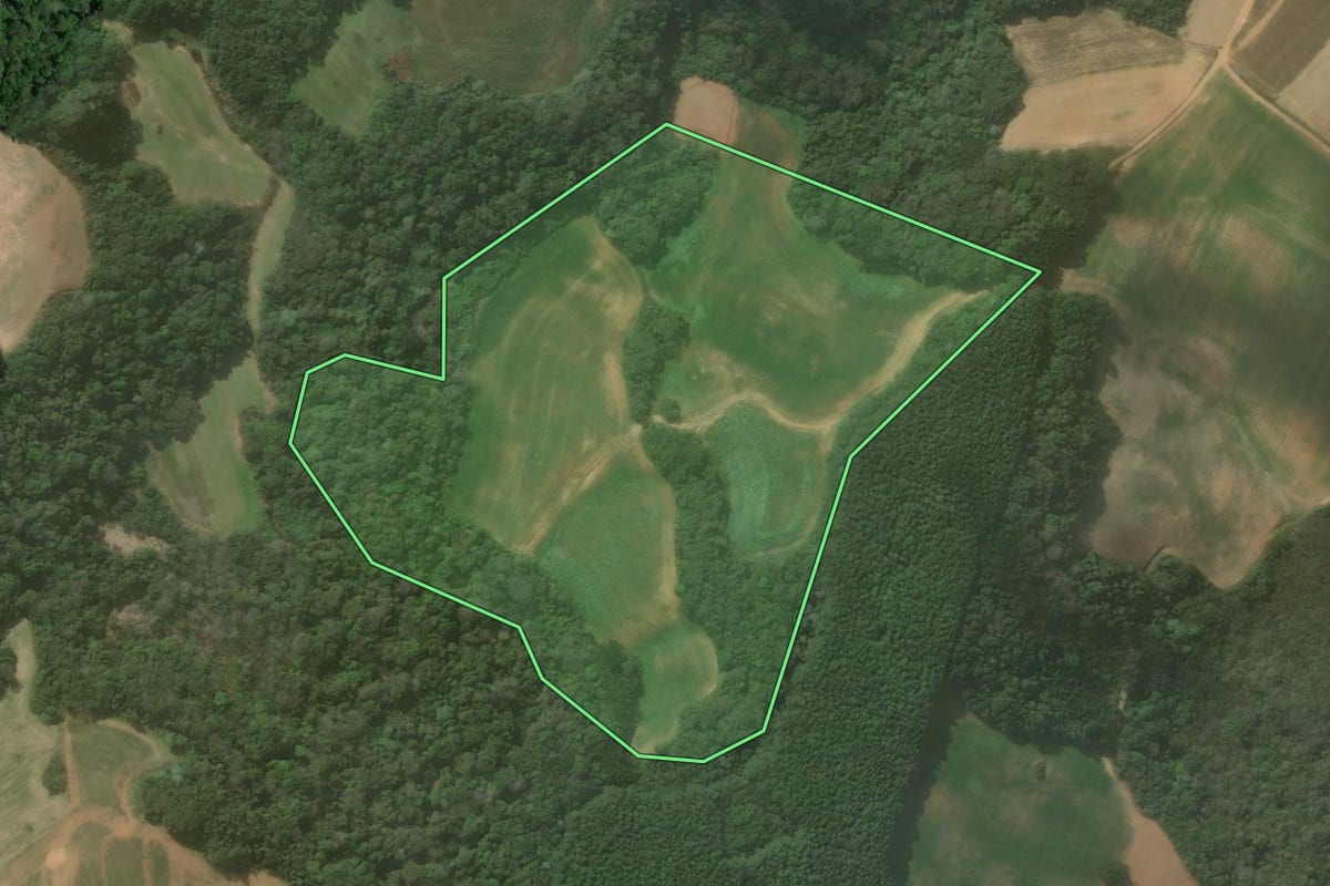 Imagem de satélite do imóvel rural em Contenda (PR), com o contorno declarado no CAR desenhado por cima.