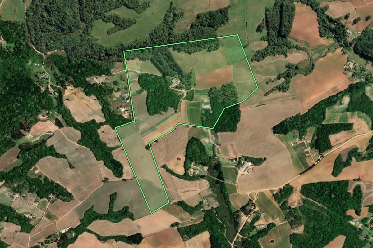Imagem de satélite do imóvel rural em Contenda (PR), com o contorno declarado no CAR desenhado por cima.