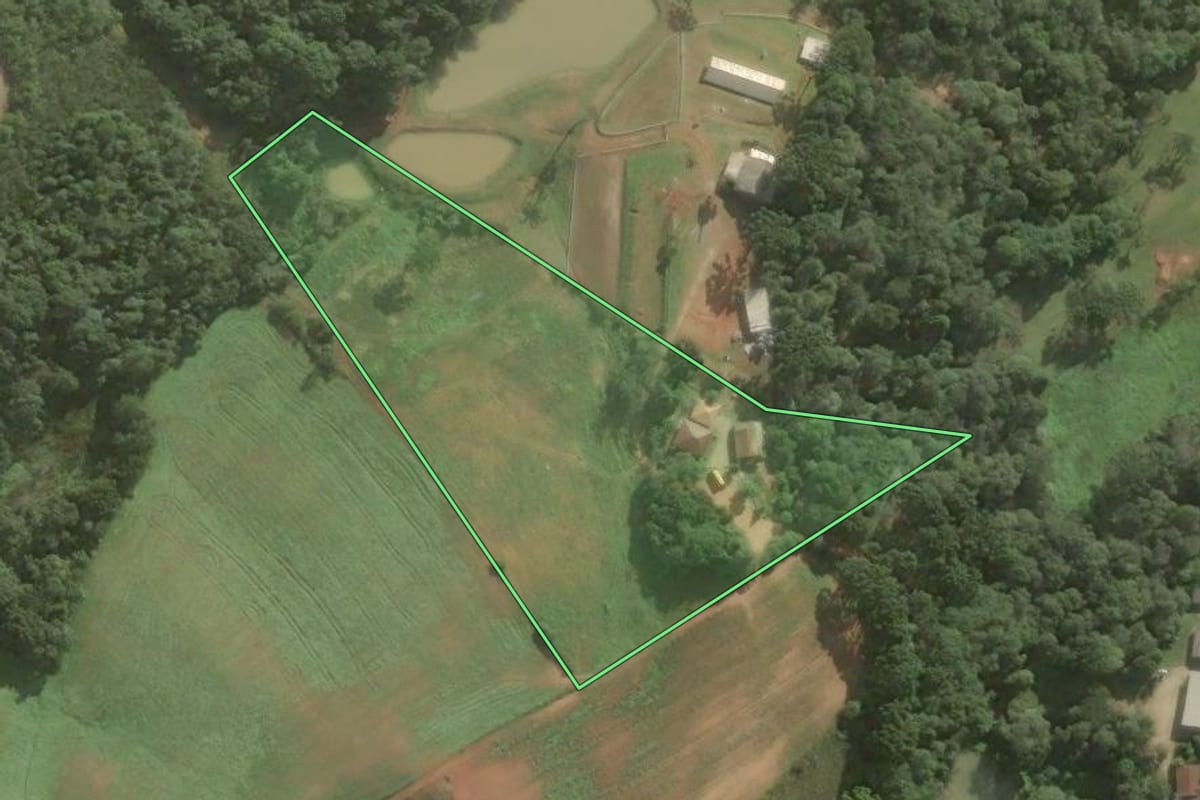 Imagem de satélite do imóvel rural em Contenda (PR), com o contorno declarado no CAR desenhado por cima.