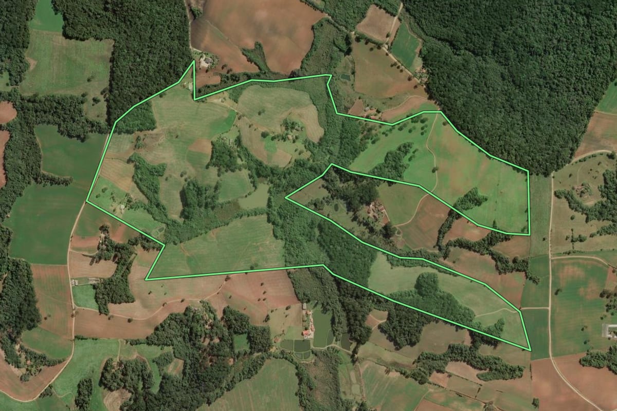 Imagem de satélite do imóvel rural em Contenda (PR), com o contorno declarado no CAR desenhado por cima.