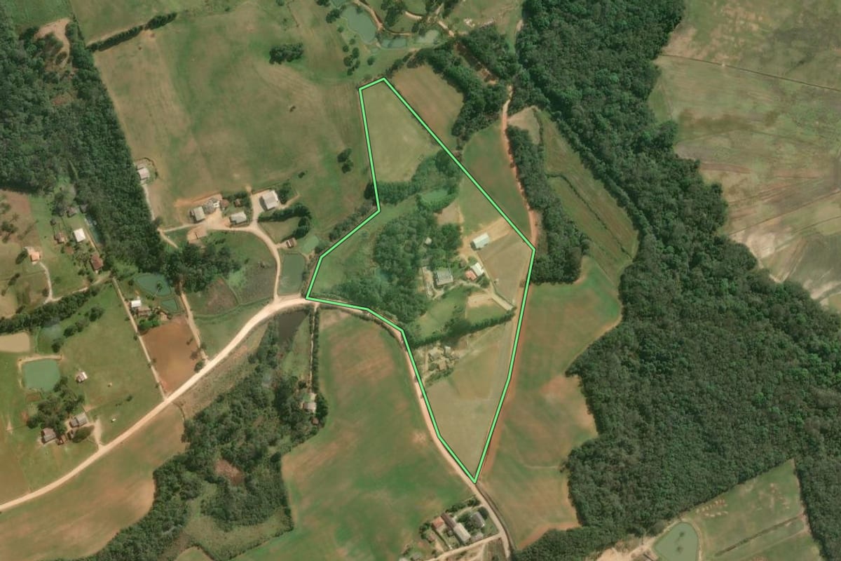 Imagem de satélite do imóvel rural em Contenda (PR), com o contorno declarado no CAR desenhado por cima.