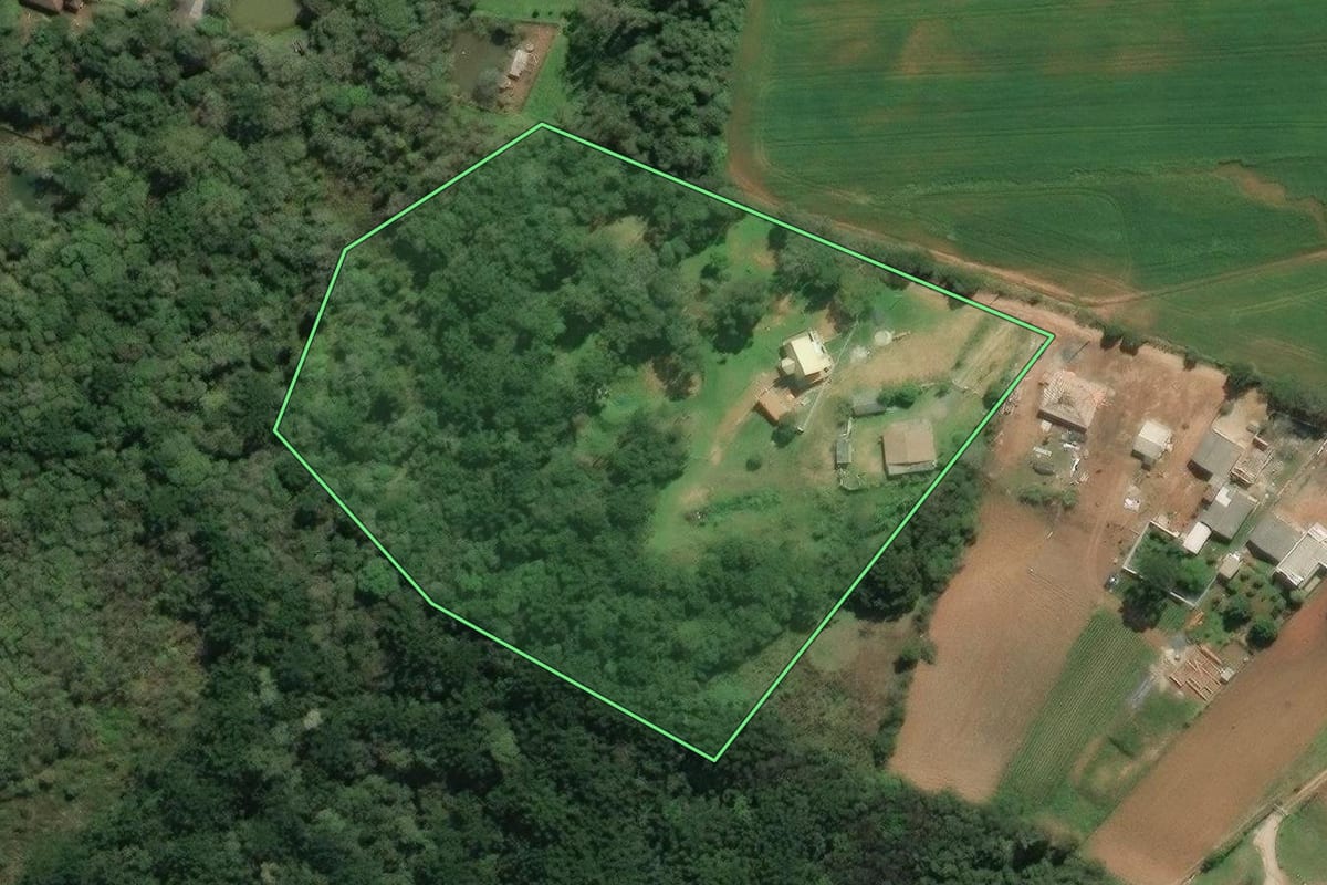 Imagem de satélite do imóvel rural em Contenda (PR), com o contorno declarado no CAR desenhado por cima.