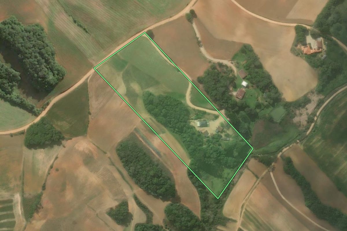 Imagem de satélite do imóvel rural em Contenda (PR), com o contorno declarado no CAR desenhado por cima.
