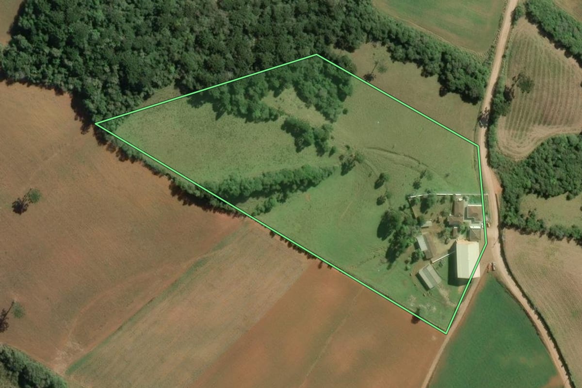 Imagem de satélite do imóvel rural em Contenda (PR), com o contorno declarado no CAR desenhado por cima.