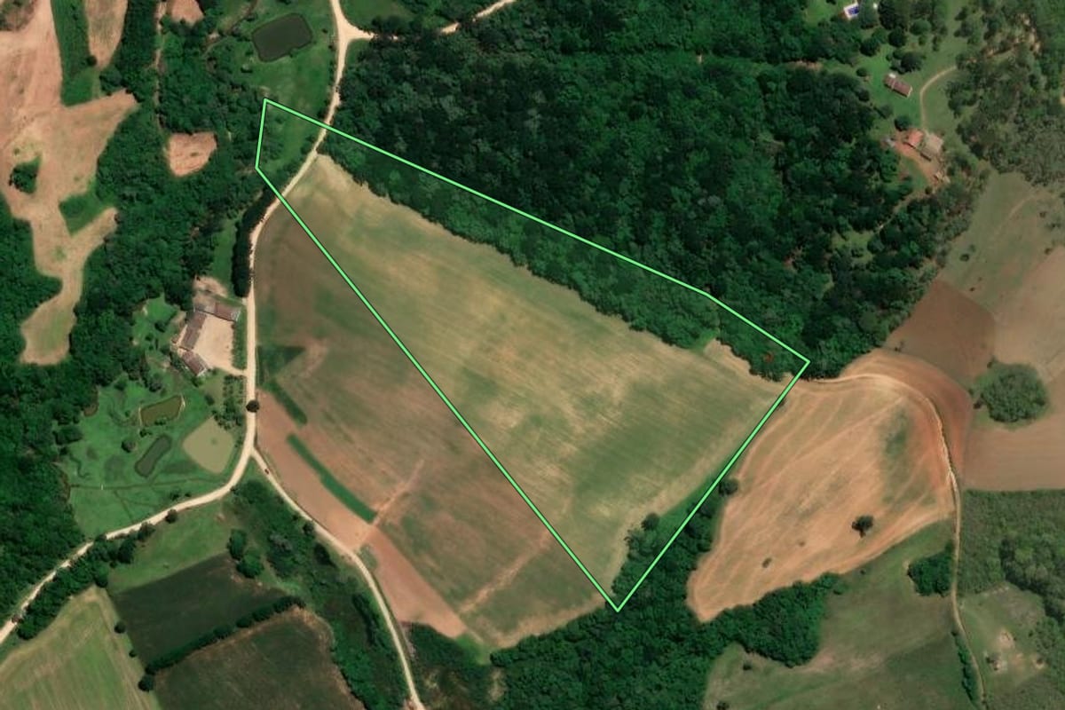 Imagem de satélite do imóvel rural em Contenda (PR), com o contorno declarado no CAR desenhado por cima.