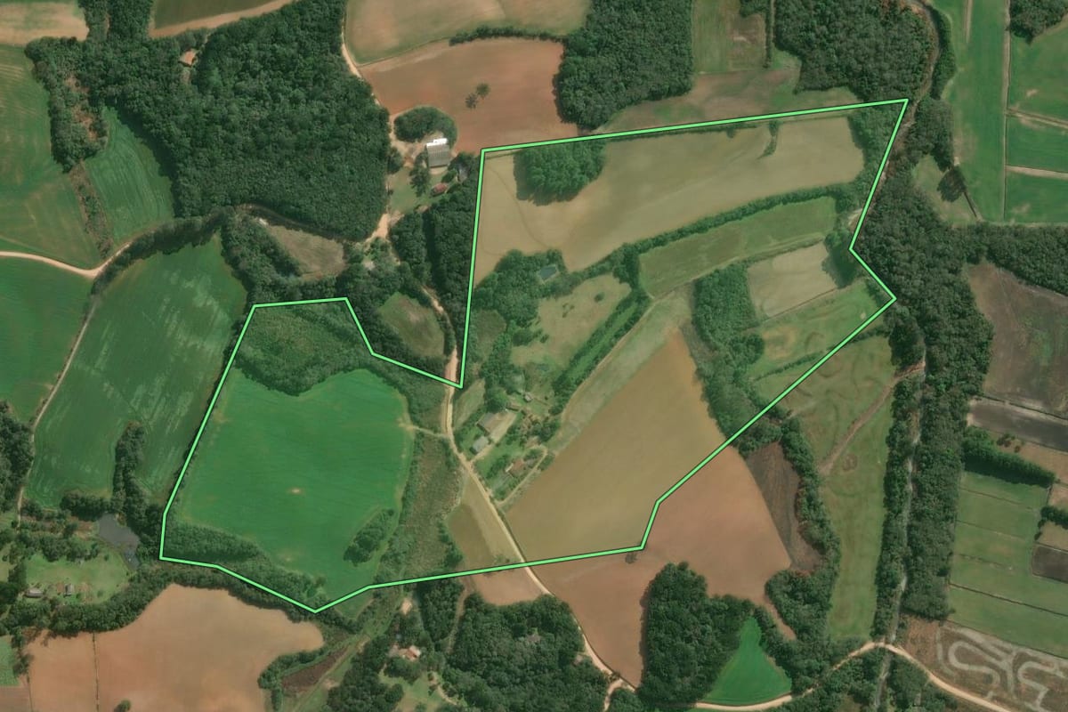 Imagem de satélite do imóvel rural em Contenda (PR), com o contorno declarado no CAR desenhado por cima.