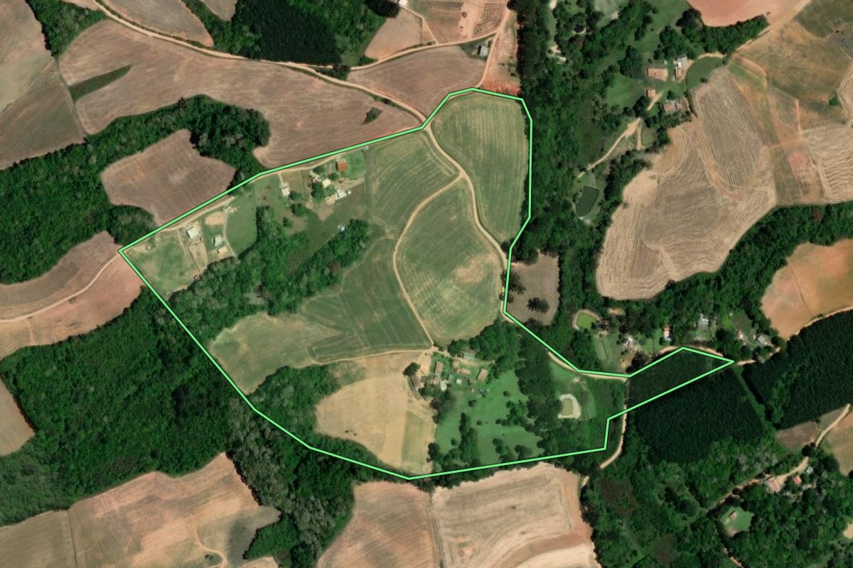 Imagem de satélite do imóvel rural em Contenda (PR), com o contorno declarado no CAR desenhado por cima.
