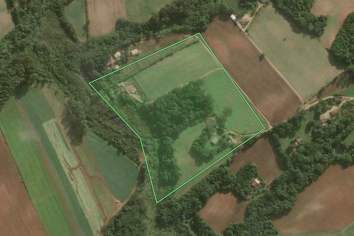 Imagem de satélite do imóvel rural em Contenda (PR), com o contorno declarado no CAR desenhado por cima.