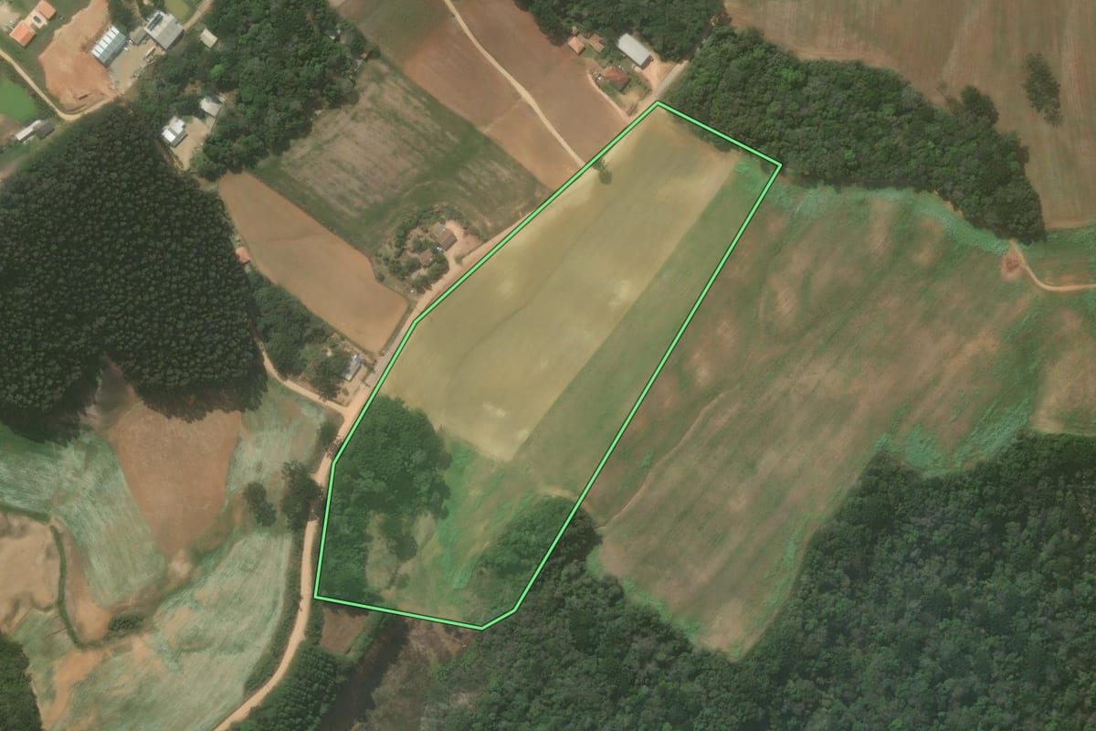 Imagem de satélite do imóvel rural em Contenda (PR), com o contorno declarado no CAR desenhado por cima.