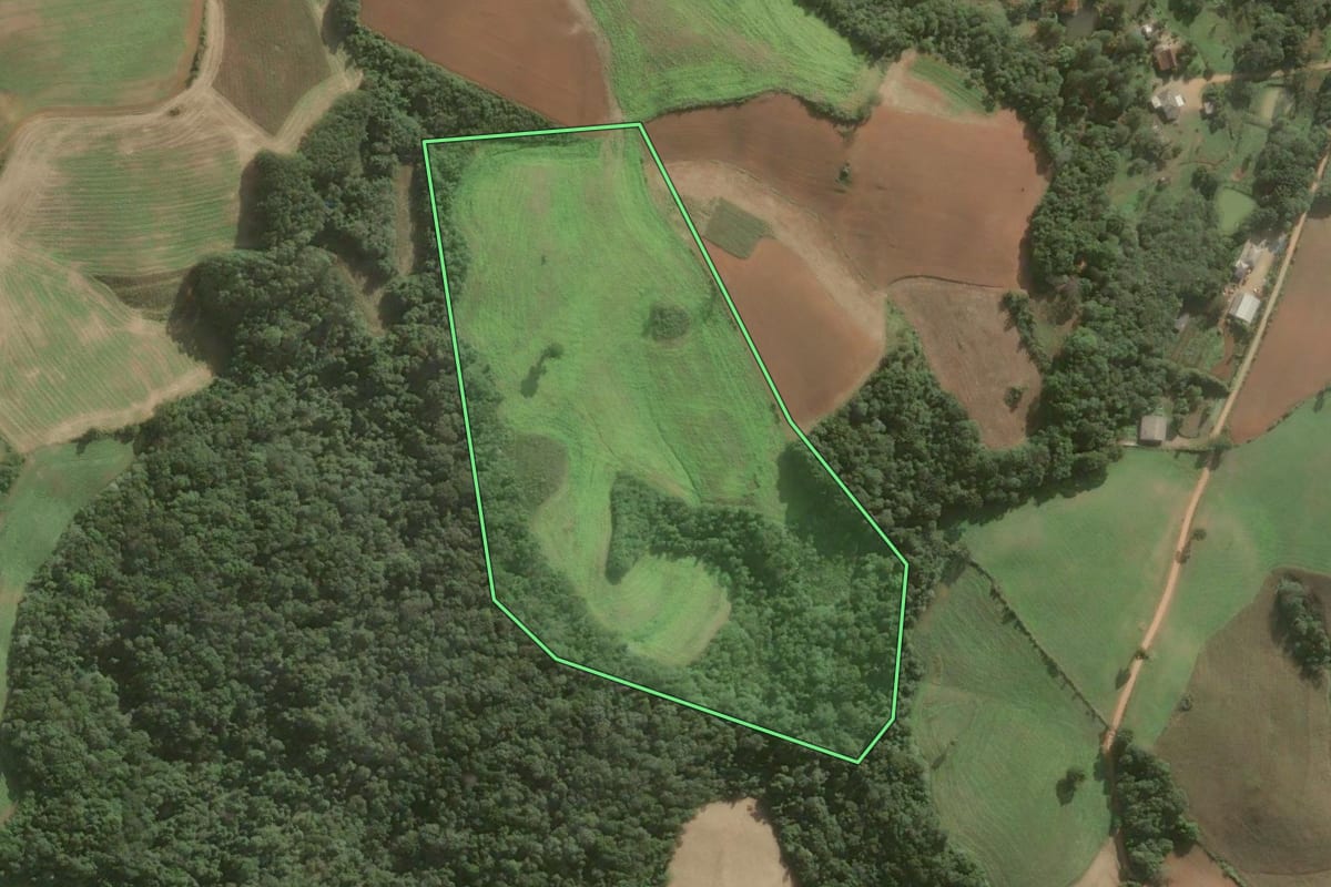 Imagem de satélite do imóvel rural em Contenda (PR), com o contorno declarado no CAR desenhado por cima.