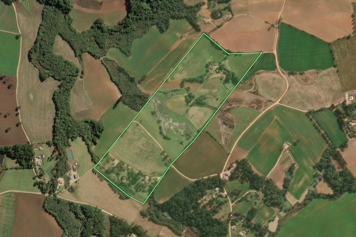 Imagem de satélite do imóvel rural em Contenda (PR), com o contorno declarado no CAR desenhado por cima.