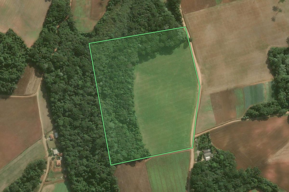 Imagem de satélite do imóvel rural em Contenda (PR), com o contorno declarado no CAR desenhado por cima.