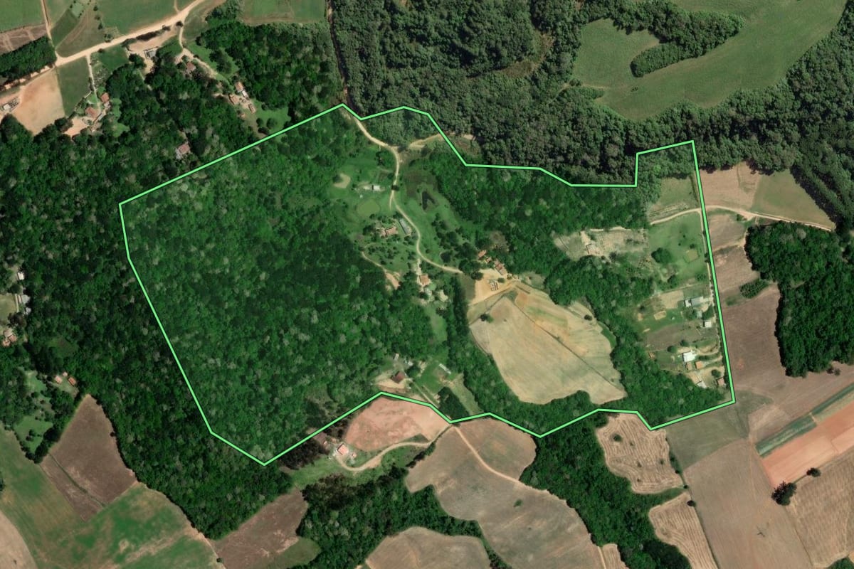 Imagem de satélite do imóvel rural em Contenda (PR), com o contorno declarado no CAR desenhado por cima.