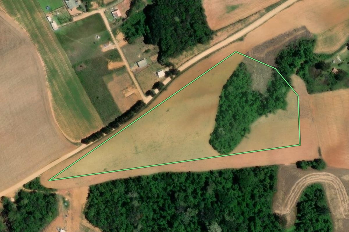 Imagem de satélite do imóvel rural em Contenda (PR), com o contorno declarado no CAR desenhado por cima.