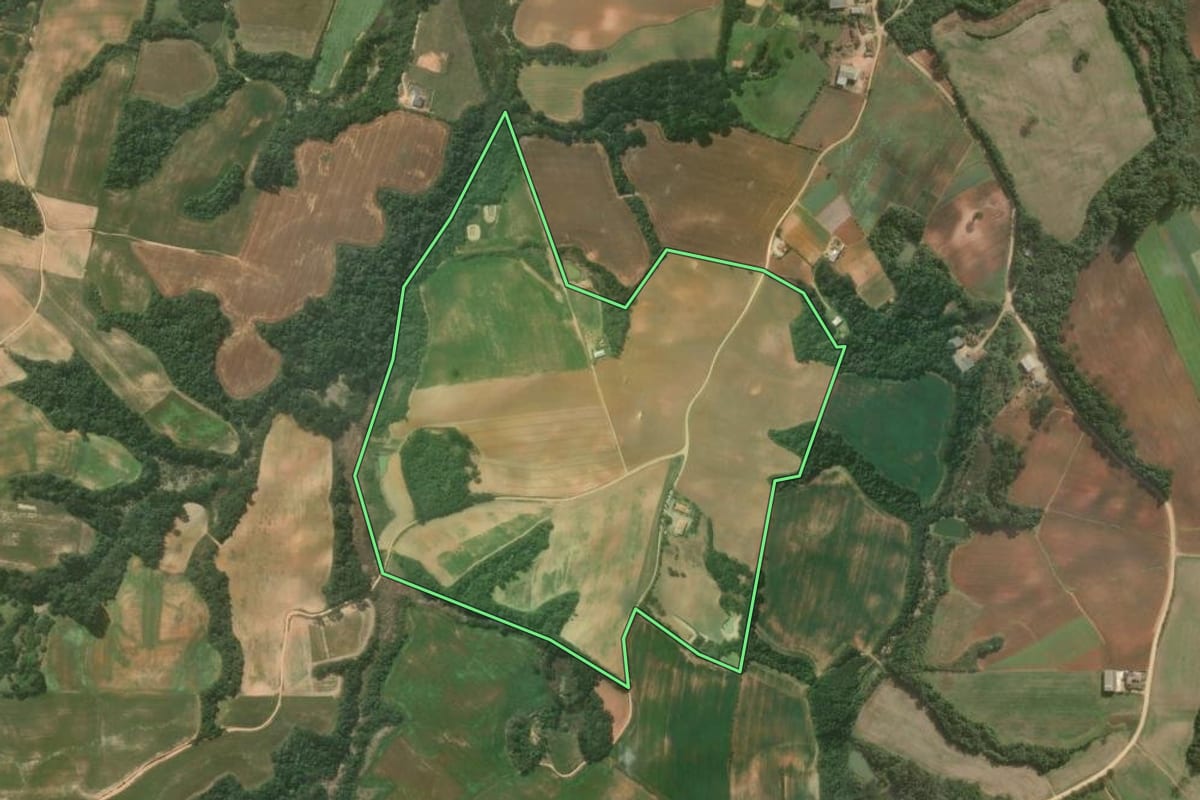 Imagem de satélite do imóvel rural em Contenda (PR), com o contorno declarado no CAR desenhado por cima.