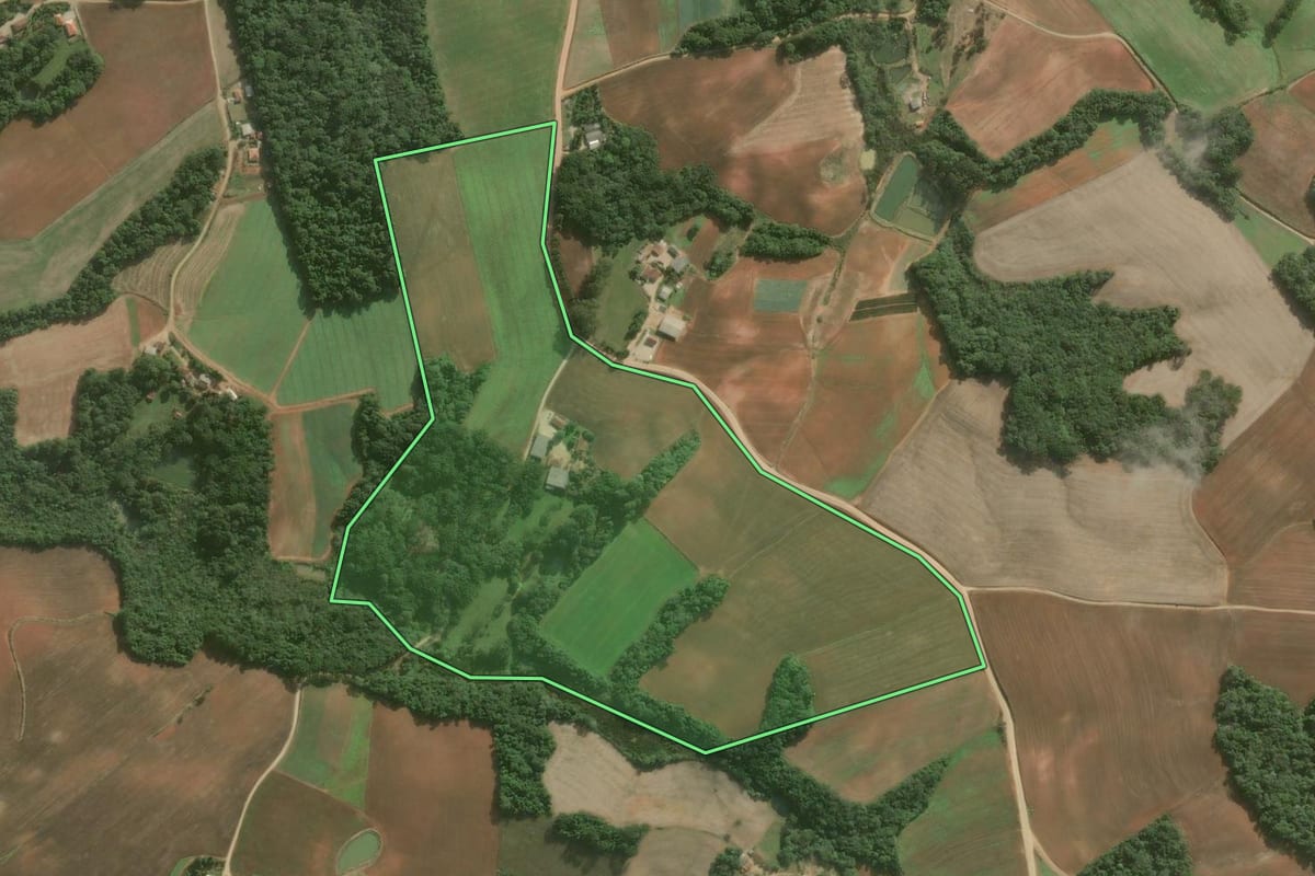 Imagem de satélite do imóvel rural em Contenda (PR), com o contorno declarado no CAR desenhado por cima.