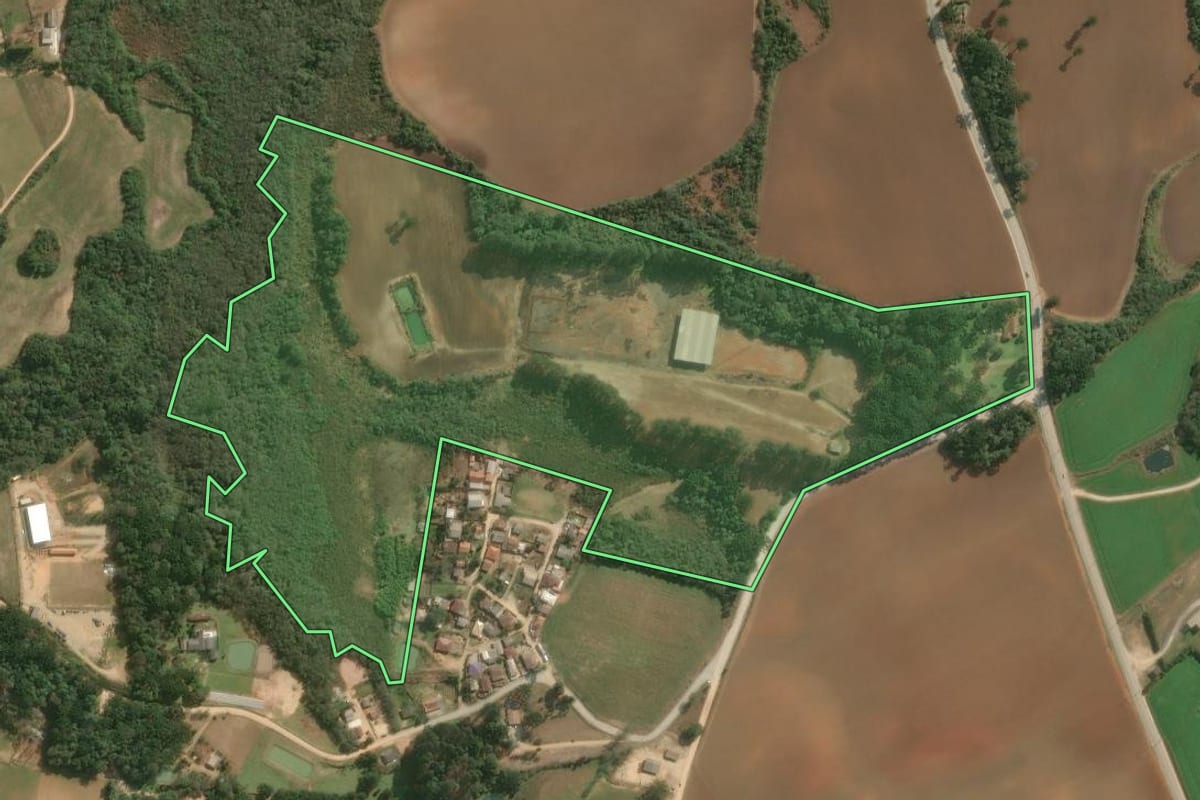 Imagem de satélite do imóvel rural em Contenda (PR), com o contorno declarado no CAR desenhado por cima.