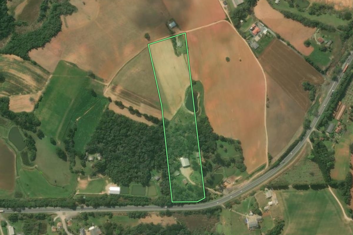 Imagem de satélite do imóvel rural em Contenda (PR), com o contorno declarado no CAR desenhado por cima.