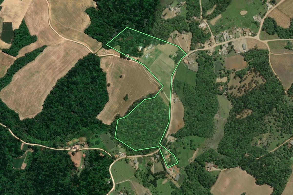 Imagem de satélite do imóvel rural em Contenda (PR), com o contorno declarado no CAR desenhado por cima.