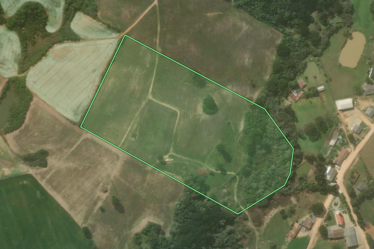 Imagem de satélite do imóvel rural em Contenda (PR), com o contorno declarado no CAR desenhado por cima.