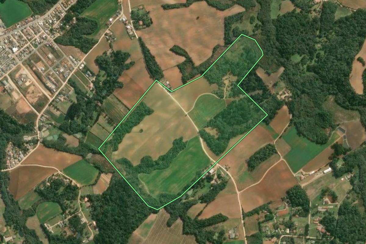 Imagem de satélite do imóvel rural em Contenda (PR), com o contorno declarado no CAR desenhado por cima.
