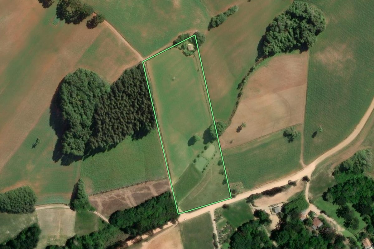 Imagem de satélite do imóvel rural em Contenda (PR), com o contorno declarado no CAR desenhado por cima.