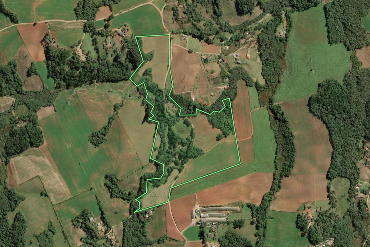 Imagem de satélite do imóvel rural em Contenda (PR), com o contorno declarado no CAR desenhado por cima.