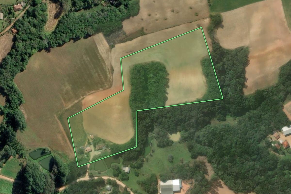 Imagem de satélite do imóvel rural em Contenda (PR), com o contorno declarado no CAR desenhado por cima.