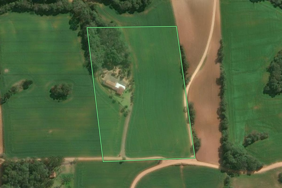 Imagem de satélite do imóvel rural em Contenda (PR), com o contorno declarado no CAR desenhado por cima.