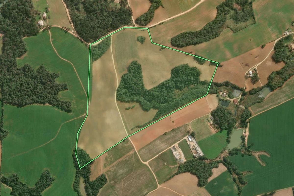Imagem de satélite do imóvel rural em Contenda (PR), com o contorno declarado no CAR desenhado por cima.