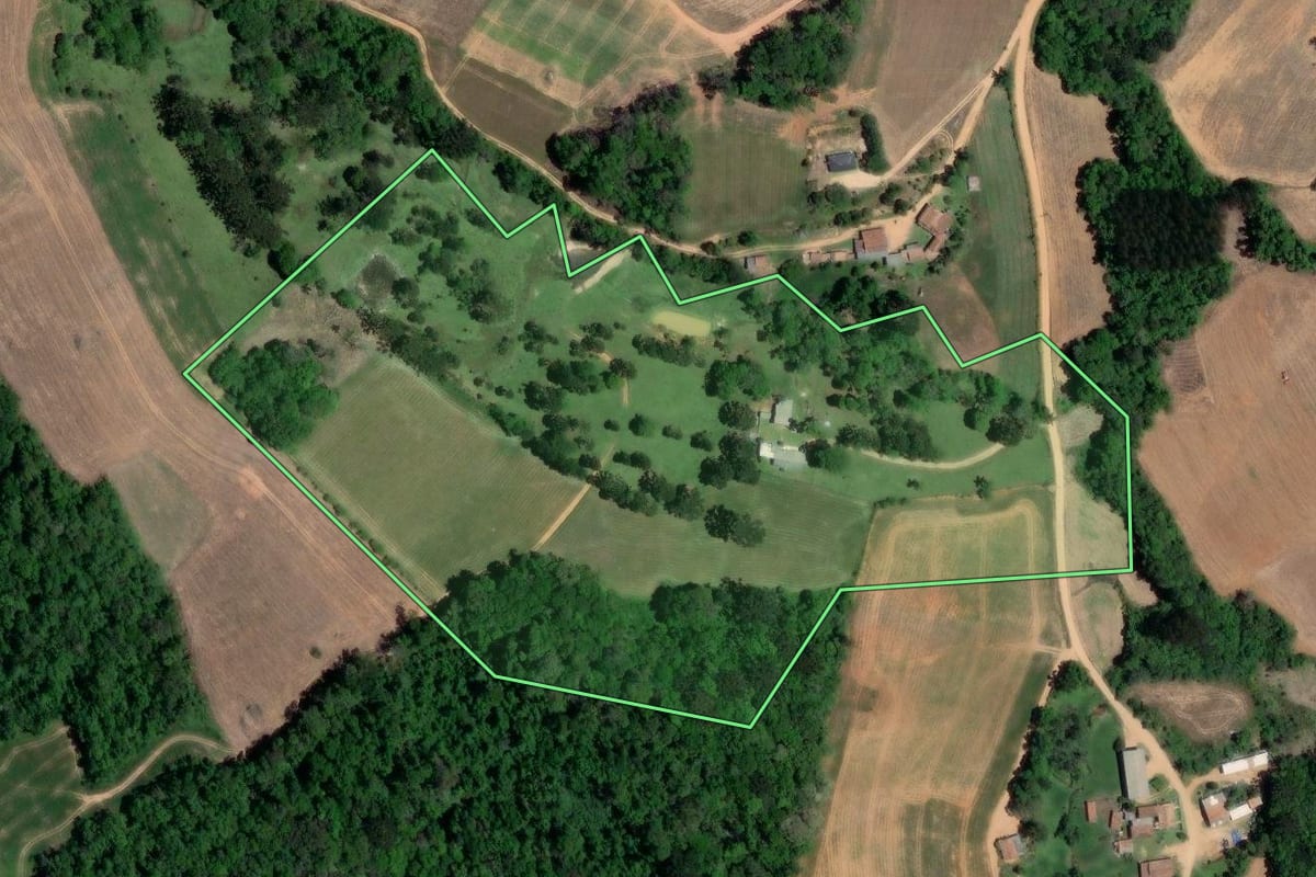 Imagem de satélite do imóvel rural em Contenda (PR), com o contorno declarado no CAR desenhado por cima.