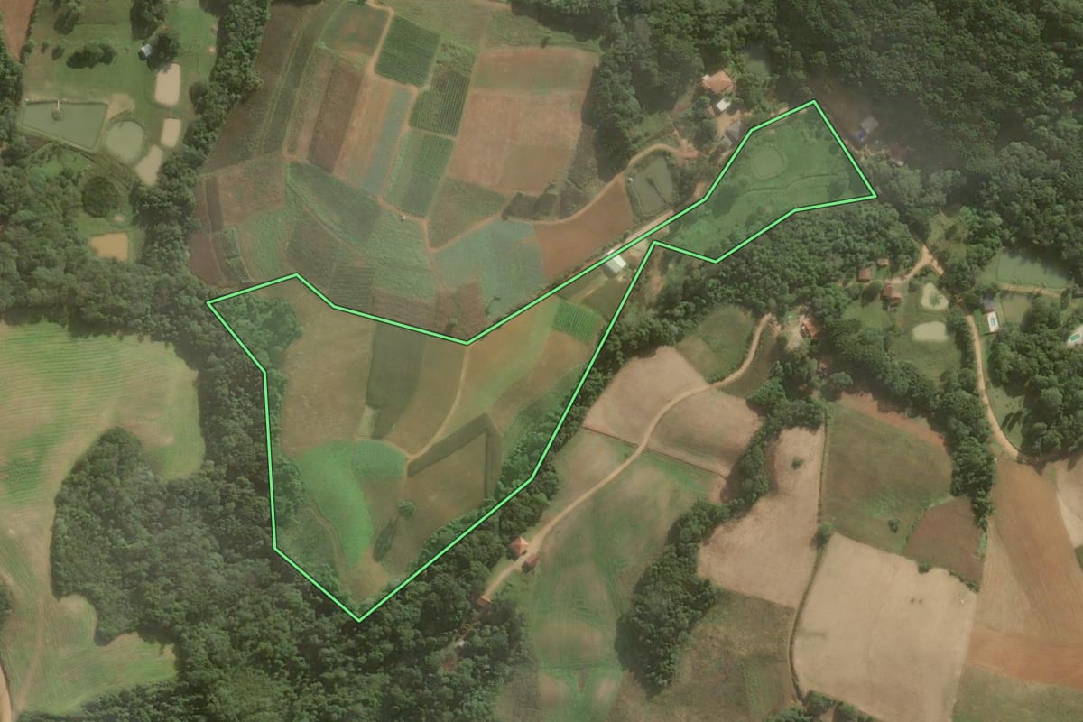 Imagem de satélite do imóvel rural em Contenda (PR), com o contorno declarado no CAR desenhado por cima.