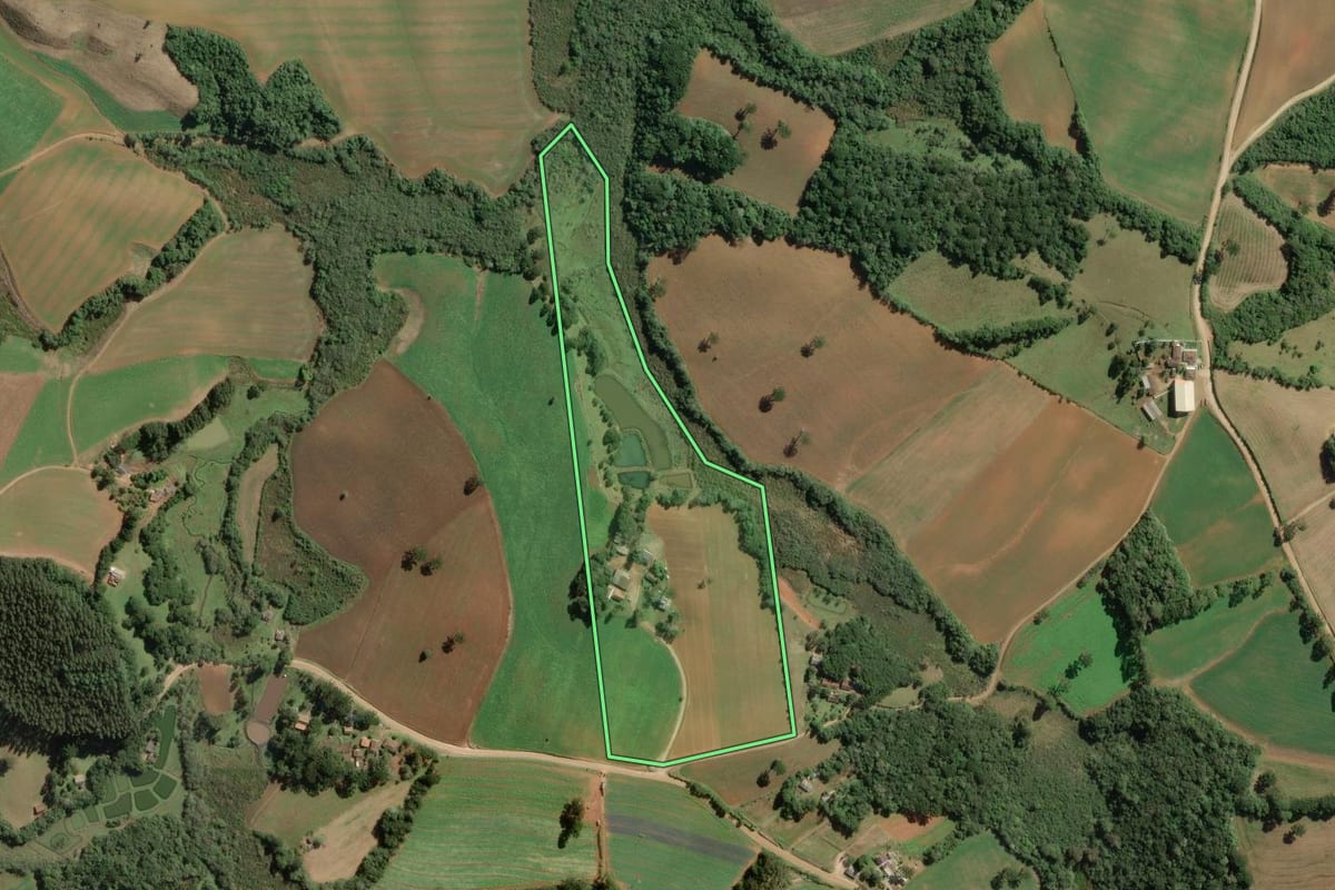 Imagem de satélite do imóvel rural em Contenda (PR), com o contorno declarado no CAR desenhado por cima.