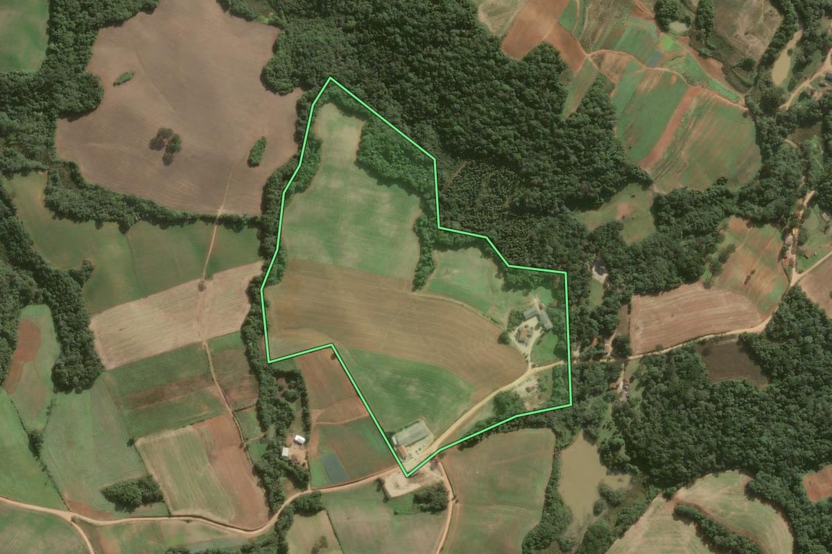 Imagem de satélite do imóvel rural em Contenda (PR), com o contorno declarado no CAR desenhado por cima.