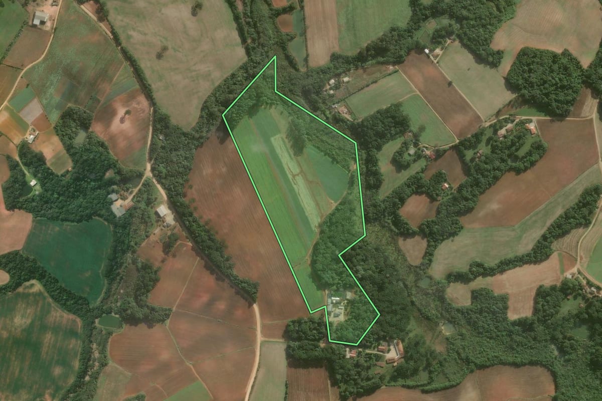 Imagem de satélite do imóvel rural em Contenda (PR), com o contorno declarado no CAR desenhado por cima.
